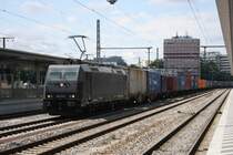 Ein sonnt�glicher G�terzug in M�nchen Ost auf Durchfahrt mit 185 574-1 am 08.07.2012
