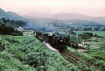 C55 52 mit einem Güterzug bei Tano im Süden der Insel Kyûshû, 12.August 1972. Diese schöne Expresslok wurde im Dezember 1937 gebaut und verbrachte den grössten Teil ihres aktiven Lebens auf der Südinsel Kyûshû bis zur Ausmusterung im Januar 1975 nach rund 3 400 000 Kilometern. Heute ist die Lok in Yoshimatsu erhalten. 