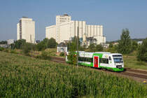 VT 310 der  Elster -Saale-Bahn  vor der Kulisse des HaGeVa Mischfutterwerkes in Niederp�llnitz.(25.7.2012,KBS 555)