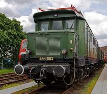 E44 002  / 144 002-3 am 18.07.2012 im DB Museum Koblenz. Die Elektrolokomotiven der Baureihe E 44 (ab 1968 Baureihe 144 bei der DB bzw. ab 1970 Baureihe 244 bei der DR) wurden ab 1933 von der Deutschen Reichsbahn-Gesellschaft (DR) in Dienst gestellt, nachdem bereits ein Jahr zuvor eine Vorserienlok (E 44 001) von Krauss-Maffei und den Siemens-Schuckertwerken (SSW, elektrischer Teil) entwickelt und durch die DR erprobt wurde. Diese Lok wurde 1933 bei Henschel unter der Fabriknummer  22132 gebaut. Die H�chstgeschwindigkeit betr�gt  90 km/h, die Stundenleistung 2.200 kW bei 76 km/h und das Dienstgewicht 78 t.
