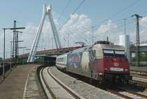 101 070-1 (Adler Mannheim) ist mit dem IC 2013 Magdeburg - Obersdorf am 27.07.2012 in Ludwigshafen (Rhein) Hbf