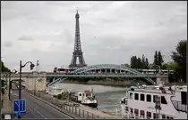 Stählern: Brücke und Turm - 

Ein Zug der RER Linie C auf der lange Zeit stillliegenden Seinebrücke bei der Station  Avenue du Pdt Kennedy . Am,25.09.1988 wurde diese Zweigstrecke der Linie C eröffnet. Sie nutzt außerdem ein Teil der ansonsten ungenutzten Inneren Ringstrecke (Petit Ceinture). 

20.07.2012 (M)