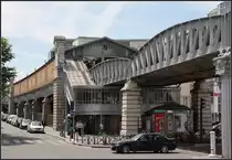 In Hochlage - 

Hochbahnhof  Quai de la Gare  am südlichen Seineufer bei der Pont de Bercy. Die Linie 6 fährt häufiger als alle anderen Pariser Metrolinien an der Oberfläche bzw. auf Viadukten. Zweimal kreuzt sie die Seine auf Brücken. 

18.07.2012 (M)  
