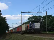 1506 (HUSA) mit einem G�terzug in die Richting Venlo bei Vlierden am 19-7-2012.