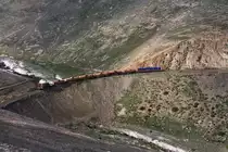 PeruRail 752 ( EMD G26C ) hat in Mollendo Tankwaggons mit Sprit f�r's Hochland ( Juliaca / Cuzco ) abgeholt und durchf�hrt die untere Kehrschleife des Anstiegs zur Sierra - 31.08.2011