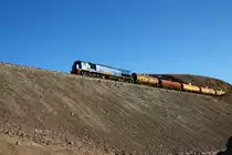 PeruRail 752 ( EMD G26C ) hat in Mollendo Tankwaggons mit Sprit f�r's Hochland ( Juliaca / Cuzco ) abgeholt und den Anstieg zur Sierra fast geschafft - 31.08.2011