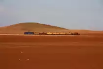 PeruRail 752 ( EMD G26C ) rollt mit Tankwaggons f�r's Hochland ( Juliaca / Cuzco ) durch die W�sten-Sierra gen La Joya - 31.08.2011