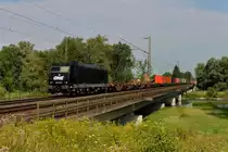185 546 mit einem Containerzug am 02.08.2012 bei der �berquerung der Isar in Plattling.