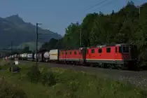 Re 4/4 II 11329 und Re 6/6 11679 befinden sich am 30.6.12 mit einem Containerzug in M�lenen.