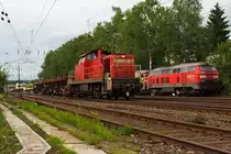 294 866-9 (V 90 remotorisiert) der DB Schenker Rail Deutschland AG kommt, am 16.07.2012 mit zwei leeren Drehgestellflachwagen f�r den Transport von Blechtafeln (Slps-u 725), in Kreuztal an. 
Die Lok wurde 1973 bei MaK unter der Fabr.-Nr. 1000641 gebaut und als 290 366-4 geliefert. Die Ausr�stung mit Funkfernsteuerung und Umbezeichnung in 294 366-0 erfolgte 1999, die Remotorisierung mit MTU-Motor 8V 4000 R41 und Umbezeichnung in die heutige Nr. 294 866-9 erfolgte dann 2007. Hinten sind 225 117-1 und 225 018-1 abgestellt.