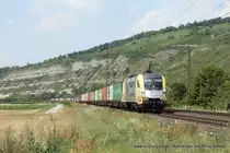 ES 64 U2 - 007 (Boxxpress) f�hrt am 25. Juli 2012 um 14:58 Uhr mit einem G�terzug durch Th�ngersheim