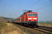 Mit RB 29651 am Haken rollt 143 340-8 bei Nierstein am 24. M�rz 2003 den Rhein entlang Richtung Worms.