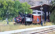 Eine alte Dampflok mit G�ter und Personenwagen im stillgelegten Bahnhof von Nafplion-Peloponnes-Griechenland. Aufgenommen bei Sommerwetter am 2.8.2012