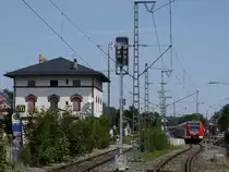 Im Bahnhof Wolfratshausen steht ein 423 als S7 nach Aying bereit; 02.08.2012 - bevor Fragen kommen: die Aufnahme entstand vom Bahn�bergang Sauerlacher Stra�e bei (fast immer) ge�ffneten Schranken
