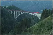 Eine �BB 1216  und eine SZ 541 fahren mit einem Erzzug �ber die Tauern S�drampe.
Pfaffenberg-Zwenberg Br�cke Obervellach 2.8.2012