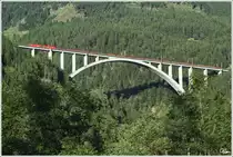 Eine Lok der BR 1216 und eine 1116, �berqueren mit einem G�terzug die Pfaffenberg-Zwenberg Br�cke auf der Tauern S�drampe.
Obervellach 1.8.2012
