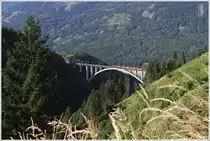 Ein mit Stahlbrammen beladener G�terzug f�hrt, gezogen von einer 1144 und einer 1116, durch das morgendliche M�lltal.
Pfaffenberg-Zwenberg Br�cke Obervellach 2.8.2012