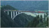 Eine 1144 und eine 1116, ziehen diesen bunt gemischten G�terzug �ber die 377 m lange Pfaffenberg-Zwenberg Br�cke nahe Obervellach.
2.8.2012 
