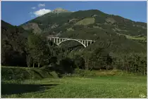 Eine Lok der BR 1116 zieht einen langen Containerzug �ber die Pfaffenberg-Zwenberg Br�cke nahe Obervellach.
1.8.2012