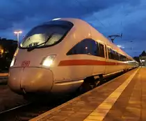 411 512-7 als Leerfahrt von Warnem�nde nach Rostock Hbf kurz vor der Ausfahrt im Bahnhof Warnem�nde.03.08.2012