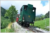 Umm 14.20Uhr kam die Nummer 12 wieder von Brienz heraufgestampft. Trotz Heizoelfeuerung entwickelt die Lok  zwischen den Felsw�nden eine eindr�ckliche Ger�uschkulisse, nur die Rauchfahne fehlt leider. (03.08.2012)