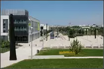 An der TGV-Strecke - 

Der südliche Endpunkt der Linie B befindet sich am  Gare Champagne TGV  in der Kommune Bezannes. Der Bahnhof liegt direkt an der südlich an Reims vorbeiführenden Schnellstrecke Paris - Straßburg. Von der Endhaltestelle der Tramway muss eine schiefe Ebene zum Bahnhofsgebäude erklommen werden. In den zwei Tagen unseres Besuches in Reims haben wir das ganze Straßenbahnnetz abgelaufen und fotografiert. Die interessantesten Bilder werden wir hier so nach und nach zeigen. Das System wurde am 18.04.2011 eröffnet und ist 11,2 km lang mit 23 Haltestellen. 

24.07.2012 (M)