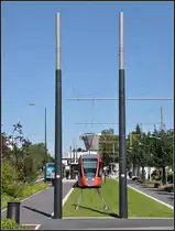Südlicher Endpunkt der Linie A - 

Die Station  Hôpital Debré  ist die südliche Endstation der Linie A. Wie man an dem breiten Bahnkörper erkennen kann ist eine Weiterführung geplant. 

23.07.2012 (J)