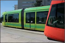 Bunte Bahnen - 

Die neuen Straßenbahnen in Reims fahren in acht verschiedenen Farben + Silber mit Vollwerbung. Hier zwei der Citadis-Trams in der Endhaltestelle der Linie A  H1opital Debré . 

23.07.2012 (M)