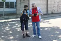 Helmut und Thomas beim Fachsimpeln. Thema: Mitzieher anfertigen. 