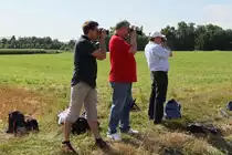 Das Signal ist auf Fahrt, ein Zug im Anrollen. Alle stehen bereit zum Fotografieren.