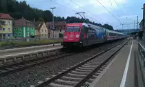 101 083 schiebt am 05.08.2012 den IC 2208 durch Kronach. Zuglok war 101 002. 