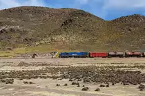 PeruRail Arequipa - Juliaca,  Pillones  auf 4370m Seeh�he : EMD G26C #751 f�hrt an einem einsamen Friedhof vorbei mit beladenen Tank-Waggons f�r Cuzco. 02.09.2011