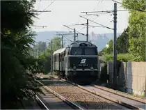 Letzte M�glichkeit f�r Stellen, welche f�r den Linksverkehr geeigneter sind... ab  6. August 2012 wird auf den meisten Strecken im Osten �sterreichs der Betrieb auf Rechtsfahren umgestellt! - Hier 2143 040 mit EZ Leiser Berge nach Wien Praterstern kurz vor der Haltestelle Bisamberg; im Hintergrund ist die weit entfernte Burg Kreuzenstein zu erkennen. 4.8.12