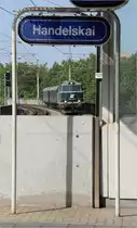 Letzte M�glichkeit f�r Stellen, welche f�r den Linksverkehr geeigneter sind... ab 6. August 2012 wird auf den meisten Strecken im Osten �sterreichs der Betrieb auf Rechtsfahren umgestellt! - Hier 2143 040 mit EZ Leiser Berge nach Ernstbrunn kurz vor der Durchfahrt in der Station Wien Handelskai. 5.8.12