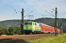 111 039 (Mit der Bahn in die Berge)ist mit einem Sonderzug im Maintal Richtung W�rzburg unterwegs.Bild Aufgenommen bei Himmelstadt am 4.8.2012.Vermutlich ist das einer der Radfahrer-Z�ge die am Samstag in Bayern unterwegs waren.Daf�r w�rden die ged.GW am Zugende sprechen.