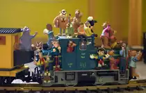 Hier liegt wohl ein eklatanter Versto� gegen die Bahnbetriebsordnung vor , oder hat  Bahnchef Willy Jespersen eine Sondergnehmigung erwirken k�nnnen ? 
�brigens die Mitfahrer hat Enkelin Ida ausgesucht:    soll auch mit   lautete der Kommentar  am 05.08.12 gegen  16:59 Uhr
