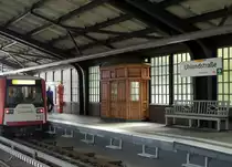 Selbst die inzwischen �berfl�ssig gewordenen - h�lzernen - Abfertigungsgeb�ude auf den Bahnsteigen wurden aufgearbeitet! Hamburger U-Bahnstation  Uhlandstra�e , 5.8. 2012