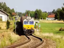 Am 02.08.2012 ist 247 059 mit einem Mineral�lzug in Pirach, von Burghausen in  Richtung M�hldorf unterwegs.