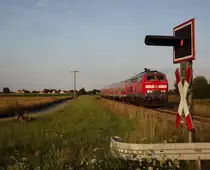 Aufgrund starker Regenf�lle wurde vor einigen Wochen der Streckenabschnitt Ried i. Innkreis - Braunau untersp�lt. Momentan werden alle Z�ge durch Ersatzbusse ersetzt, so auch die durchgehenden Verbindungen zwischen M�hldorf und Linz. Auf bayerischer Seite ersetzt eine 218 mit n-Wagen das �BB-Schnellzugpaar.

Derzeit kommt es somit zu einem eint�gigen Umlauf von RE 5963, RE 968, RE 969 und RE 5994.

Vom 17. August 2012 bis 9.September 2012 wird das Schnellzugpaar komplett eingestellt aufgrund von Bauarbeiten im Streckenabschnitt M�hldorf - M�nchen.


Hier konnte ich D 5994, bzw. RE 5994 in Oberjulbach fotografieren.