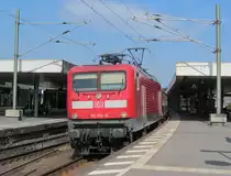 112 130-0 zieht am 02. August 2012 einen aus f�nf n-Wagen gebildeten RE nach Wolfsburg Hbf aus Hannover Hbf heraus.
