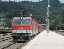 1144 008 der �BB und eine 1044 ziehen am 03. August 2012 einen Kohlezug durch Kufstein in Richtung W�rgl.