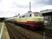 TEE 72092 wurde von Frankfurt bis Heilbronn von 218 105-5 gezogen, am Zugende lief die 103 mit. So hat am 05.08.2012 dieser Zug den Heilbronner Hauptbahnhof erreicht und wird nach kurzem Aufenthalt mit den geladenen G�sten nach �hringen weiterfahren.