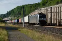 Die in Diensten von Boxxpress stehende 185 544-4 am 04.08.2012 mit einem Umleitercontainerzug bei Willebadessen.