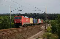 152 064-2 hat mit ihrem Containerzug die Egge mit Hilfe des Eggetunnels �berwunden und rollt nun bei Asseln auf Altenbeken zu, 05.08.2012.