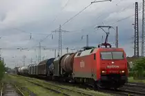 Railion 152 098 am 9.5.12 mit einem gemischten G�terzug bei der Durchfahrt durch Ratingen-Lintorf.