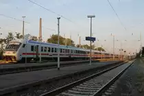IC 2037 wartet in der Abendd�mmerung^am 23.07.2012 im Bahnhof Norddeich auf den Einsatz am n�chsten Morgen von Norddeich-Mole nach Dresden