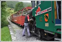 Auch eine Neubaulok braucht Pflege und Streicheleinheiten. Planalp (03.08.2012)