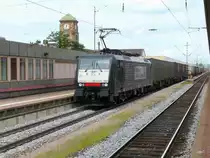 MRCE - ES 64 FA-922 mit G�terzug unterwegs im Bahnhof Basel Badisch am  28.07.2012