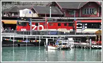 De 110 022-1 mit IR 2226 beim Halt in Brienz, aufgenommen vom Dampfschiff L�tschberg. (03.08.2012)