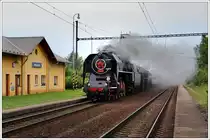 52.7596 der EF Zollernbahn mit dem Sonderzug von Stuttgart nach Lu�n� u Rakovn�ka am 15.6.2012, ab Cheb mit 475 179 als Vorspann bei der Durchfahrt in  Nebanice.